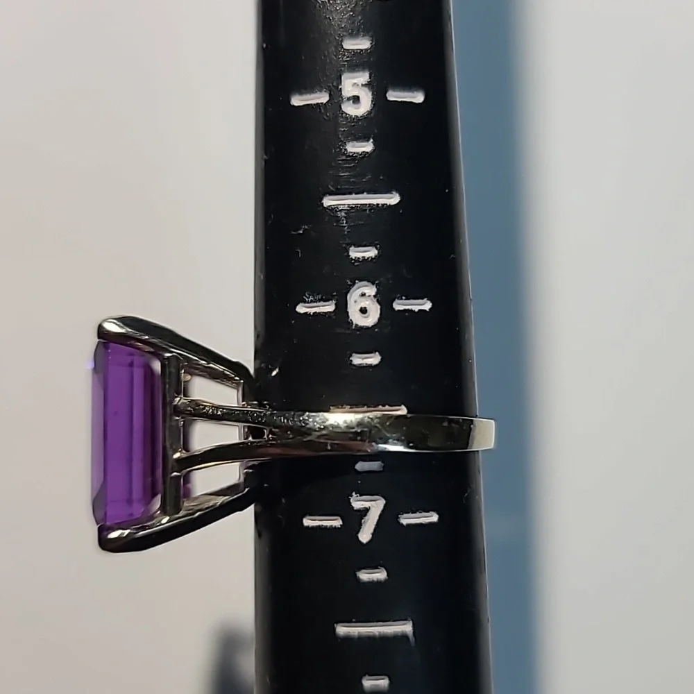 14KT white gold purple gemstone ring. - Picture 5 of 7